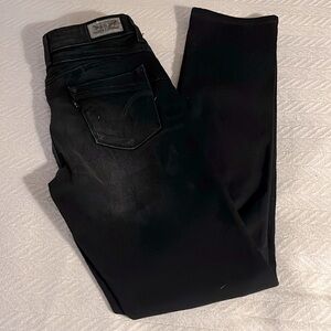 Levi’s Flatters and Flaunts Black Skinny Leg Jeans 27